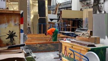 Stavba kulis ve studiu ČT