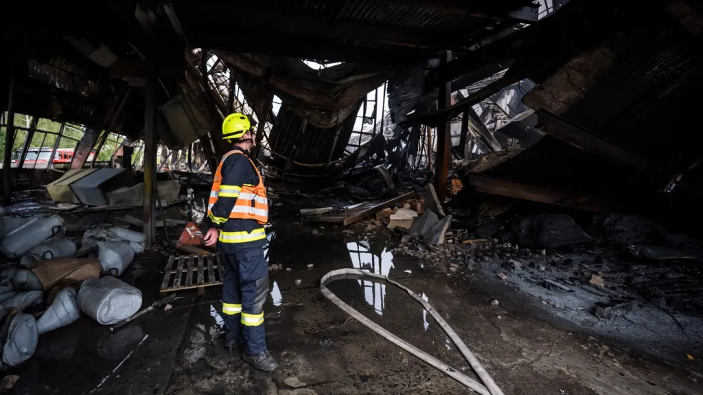 Následky požáru skladovací haly v průmyslové zóně na okraji Havlíčkova Brodu