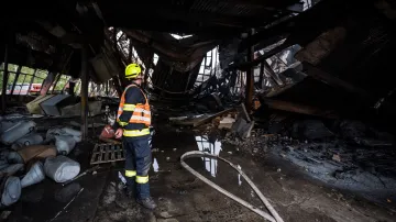Následky požáru skladovací haly v průmyslové zóně na okraji Havlíčkova Brodu