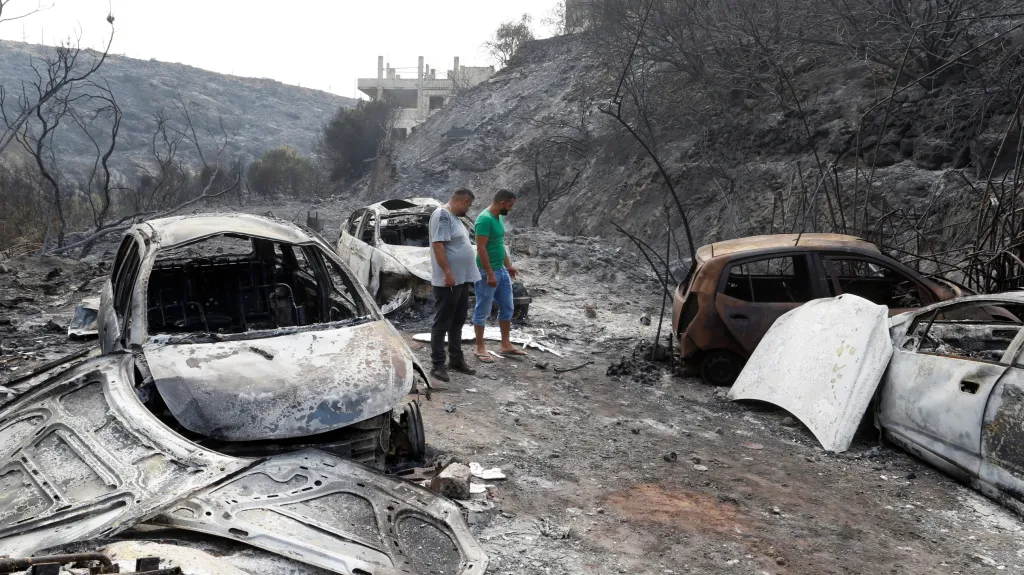 Shořelé automobily jižně od Bejrútu