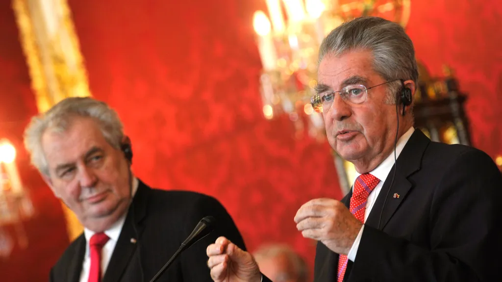 Miloš Zeman a Heinz Fischer na brífinku ve Vídni