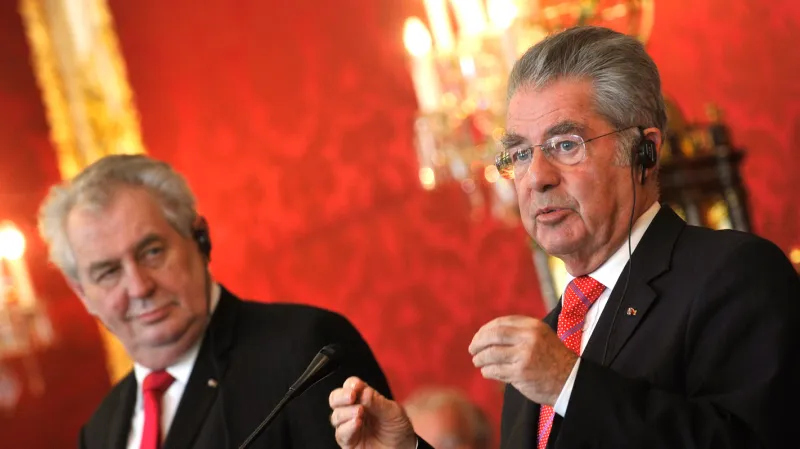 Miloš Zeman a Heinz Fischer na brífinku ve Vídni