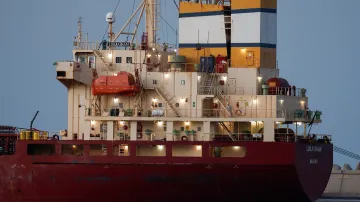 Tanker Luojiashan kotvící v Maskatu