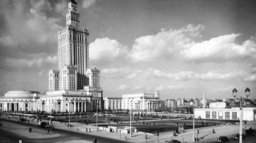 Fotografie Paláce kultury a vědy ve Varšavě z roku 1957