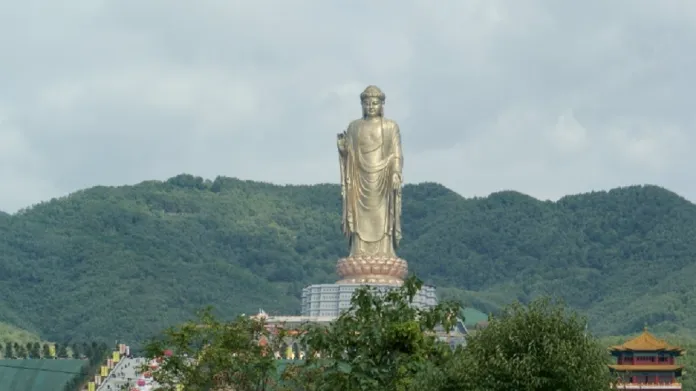 Velký Buddha v Jarním chrámu v Číně