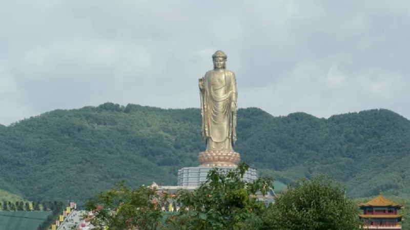 Velký Buddha v Jarním chrámu v Číně