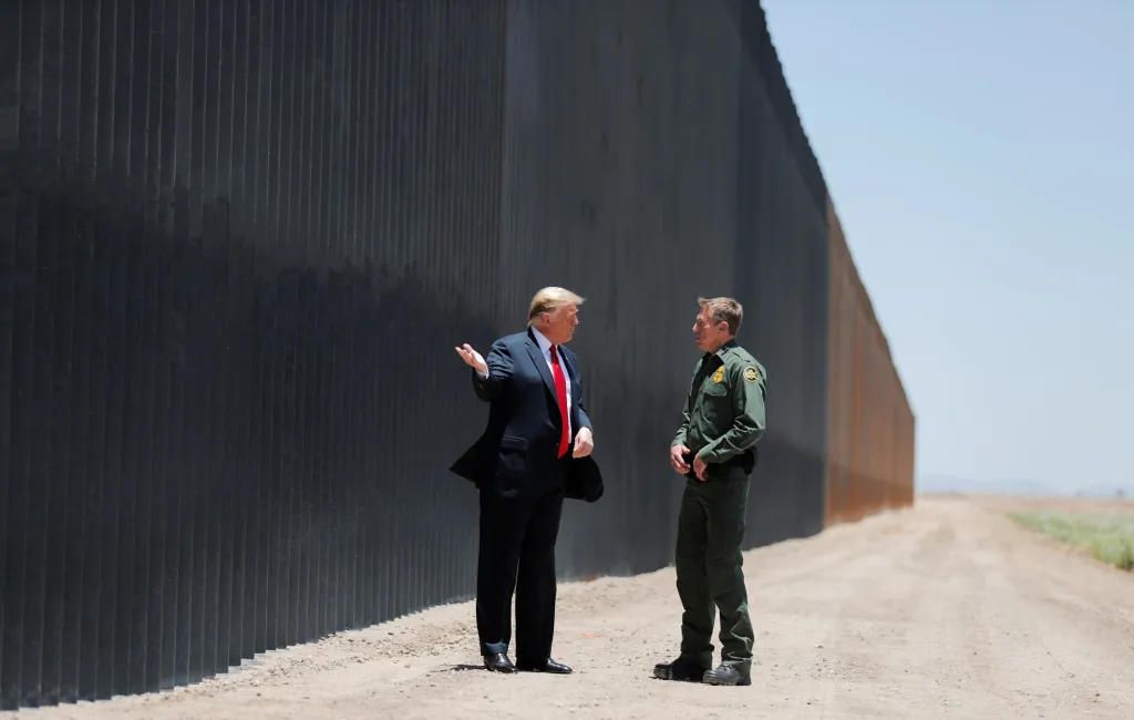 Americký prezident Donald Trump mluví s šerifem pohraniční stráže Rodneym Scottem o situaci na americko-mexické hranici kousek od města San Luis v Arizoně. Prezident je dlouhodobě kritizován za svůj postoj k uzavíraní hranice mezi těmito státy