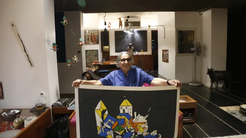 Balkrišna Doši s malbou domu podle jeho návrhu v Ahmadábádu