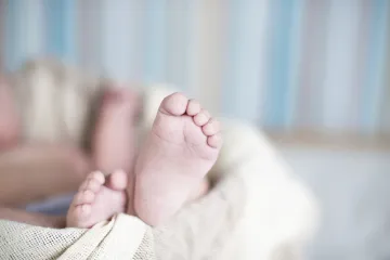 Ministři kývli na nižší DPH i štědřejší porodné a slevy na děti