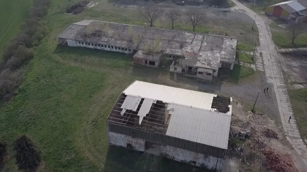 Zchátralý areál zemědělského družstva v Mouřínově