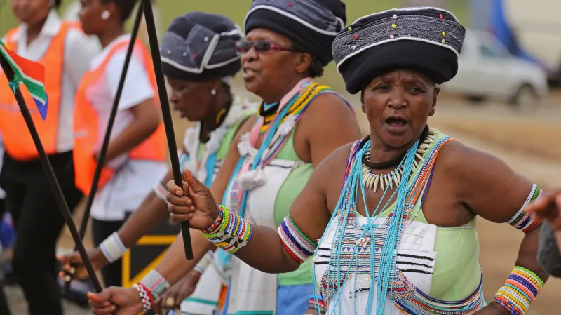 Obyvatelky Qunu čekají na příjezd Mandelovy rakve