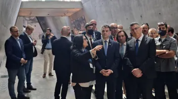 Ministr zahraničí Petr Macinka (Motoristé) v památníku obětem holocaustu Jad vašem v Jeruzalému, 14. dubna 2026