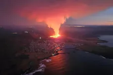 Láva z islandské sopky dosáhla města Grindavík, shořelo několik domů