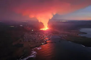 Láva z islandské sopky dosáhla města Grindavík, shořelo několik domů