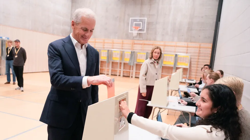 Jonas Gahr Store ve volební místnosti