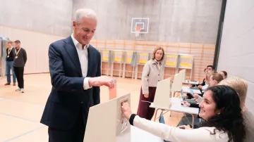 Jonas Gahr Store ve volební místnosti