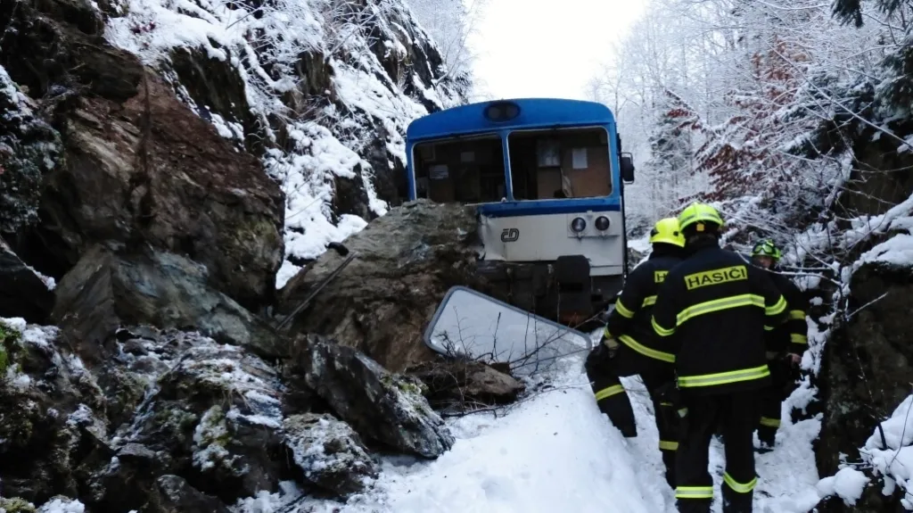 Skalní sesuv na trati způsobil vykolejení vlaku