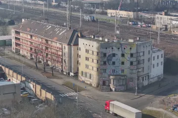 V Plzni začalo bourání pavlačových domů, nahradí je silniční okruh