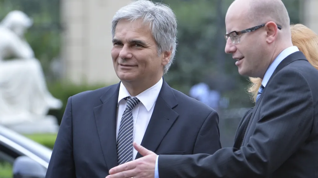 Rakouský kancléř Werner Faymann s premiérerm Bohuslavem Sobotkou