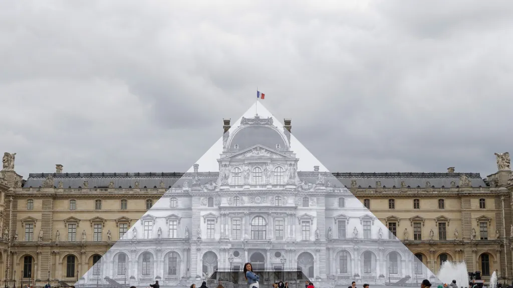 Počin umělce JR na pařížské galerii Louvre