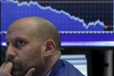 Americké akciové trhy prudce oslabily. Jde o největší denní propad od roku 2008, píše BBC