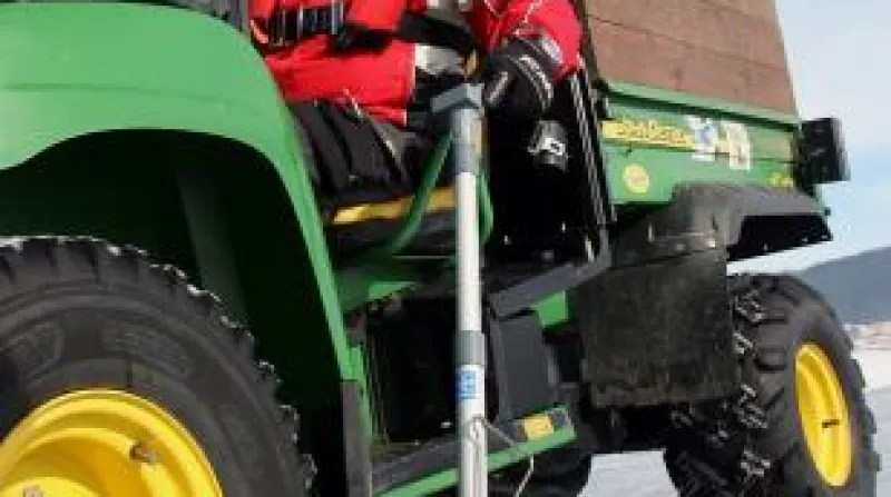 Na hladině Lipenského jezera vede nejdelší udržovaná bruslařská dráha, která má šanci dostat se i do světové knihy rekordů. Komisař z Agentury Dobrý den Josef Vaněk (vpravo) a správce plochy Jan Staněk ji 3. února přeměřili a napočítali celkem 10.922,8 kilometru.