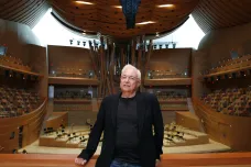 Muž, který nechal domy plout, tančit a ohromovat. Architekt Frank Gehry slaví devadesátiny