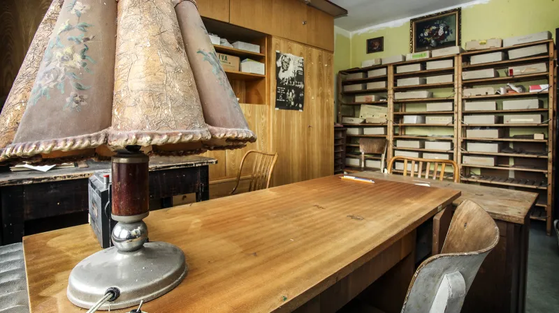 Pracovní stůl Jaroslava Foglara s lampou a dálkovým ovládáním rozhlasu