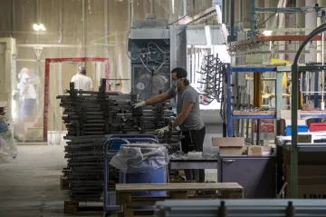 Česká ekonomika ve třetím čtvrtletí zpomalila pokles na pět procent