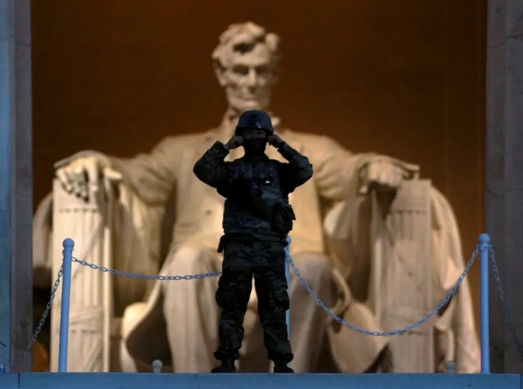 Voják stojí před sochou Abrahama Lincolna ve Washingtonu. Americké ulice nyní zaplavují demonstrace proti policejní brutalitě. Začaly poté, co po policejním zákroku zemřel Afroameričan George Floyd
