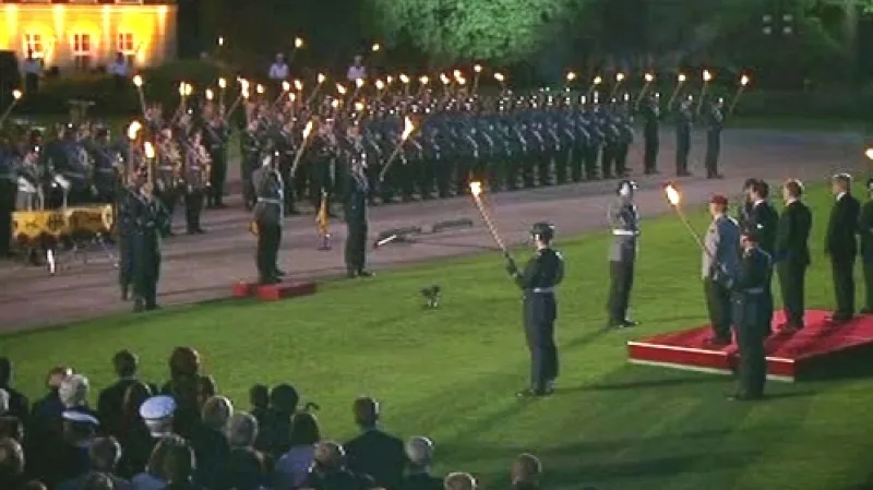 Vojenské čepobití na počest odstupujícího německého prezidenta