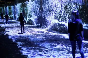 Experimentátoři stírají v londýnské galerii rozdíl mezi fyzickým a virtuálním světem