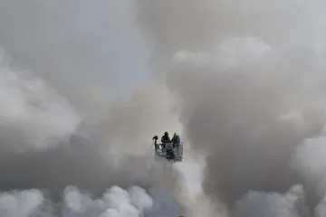 Hasiči druhým dnem zasahují ve skladu plastů v Brně, objevila se nová ohniska