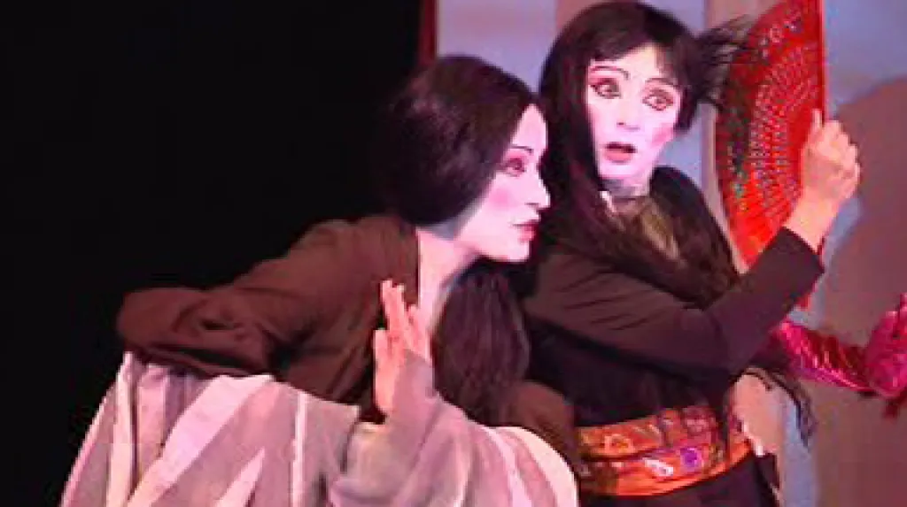 Vějíř s broskvovými květy