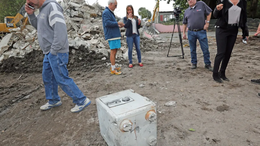 Při demolici Escobarova sídla se našel tajný sejf