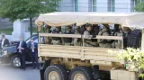 Vojenská vozidla vezou členy jednotek Národní gardy. Vůz byl vyfocen poblíž Bílého domu ve Washingtonu