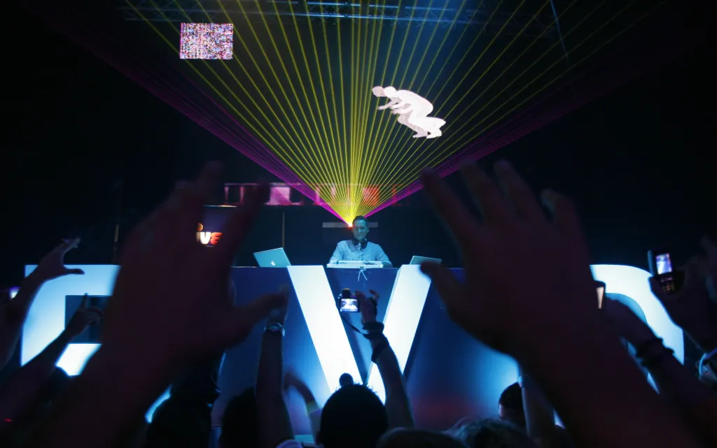 Fanoušci elektronické taneční hudby už mají v kalendáři zakroužkovaný festival Beats for Love v Ostravě. Těšit se můžou, že na něm mezi 1. a 4. červencem vystoupí jeden z nejúspěšnějších diskžokejů současnosti Paul van Dyk. V kulisách industriálních Dolních Vítkovic nezapadne ani americký DJ a producent Marshmello