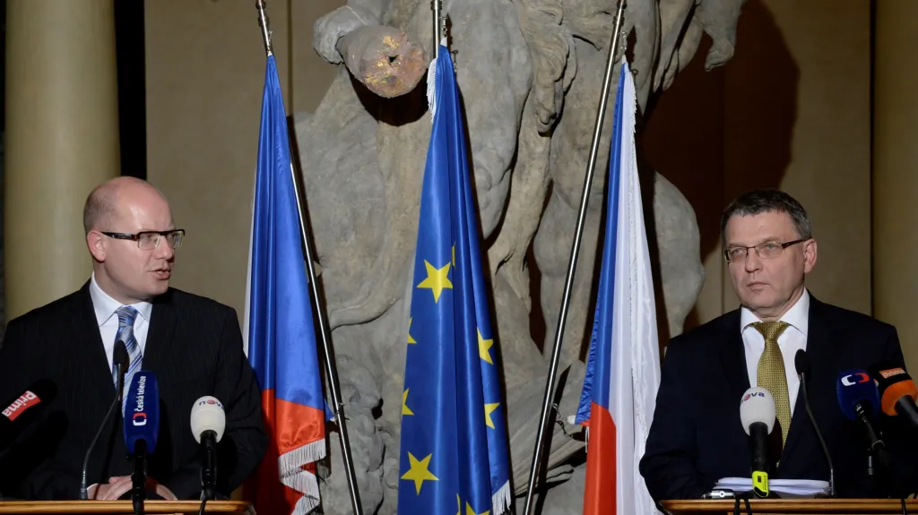 „Je potřeba vrátit uprchlíkům perspektivu, aby ji nehledali jinde,“ uvedl premiér Bohuslav Sobotka po setkání zástupců vlády s českými velvyslanci v zemích, kterých se týká současná uprchlická vlna.