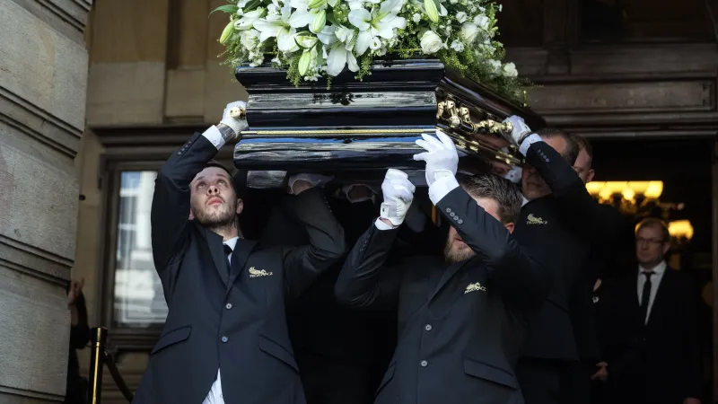 Vynášení rakve z Národního divadla