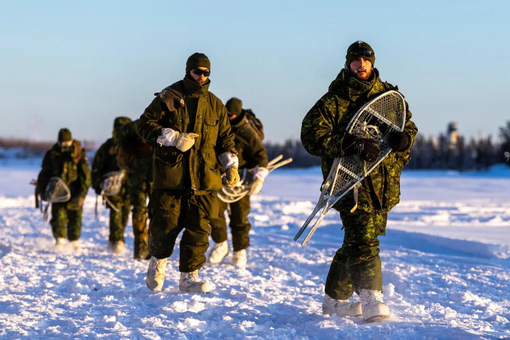 Cvičení kanadských jednotek v Arktidě