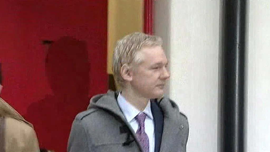 Julian Assange přijíždí k soudu