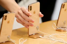 Apple poprvé od uvedení iPhonu varoval, že tržby nenaplní očekávání. Akcie v USA klesly
