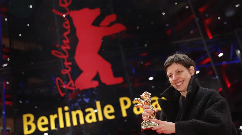 Režisérka Adina Pintilieová třímá Zlatého medvěda