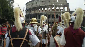 Šermířská skupina jako římští bojovníci pochodující na Řím