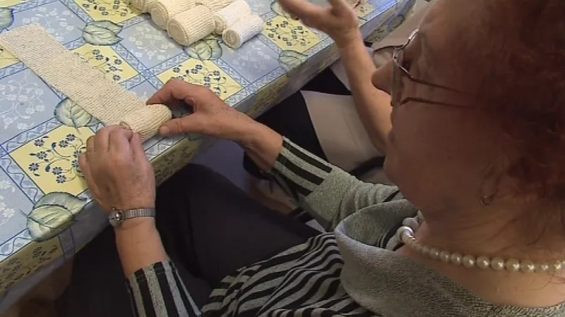 V kyjovském sdružení Omega plus ženy obvazy balí