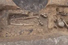 Meč, textilie a šperky nalezli archeologové v germánském hrobě u Sendražic. Pochází z doby stěhování národů