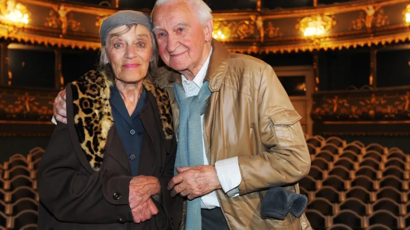 Luba Skořepová a Miloš Nesvadba se loučí s Národním divadlem při derniéře hry Revizor