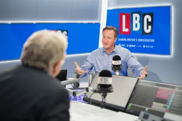 Výčitky kvůli brexitu, kritika Johnsona i vzpomínky na zkouřená léta. Cameron vydal paměti