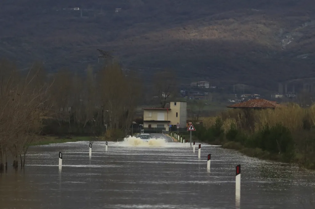 Silné deště a sníh způsobily záplavy v mnoha oblastech Albánie. Jednou z nich je vesnice Obot, která se nalézá sto kilometrů severozápadně od hlavního města Tirany