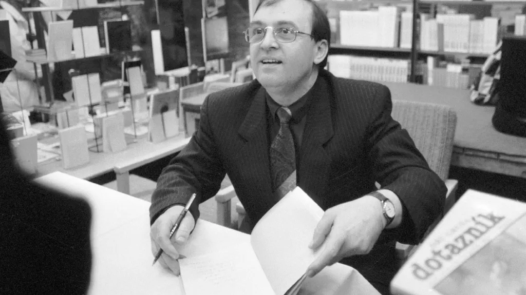 Jiří Gruša při jedné ze svých autogramiád v roce 1990